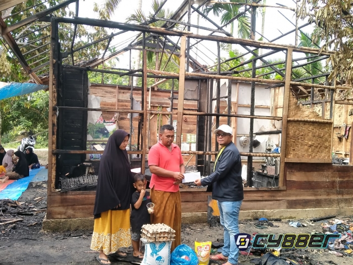 Pegiat Sosial Masyarakat Akmal Daud, Serahkan Bantuan Masa Panik Untuk Korban Kebakaran