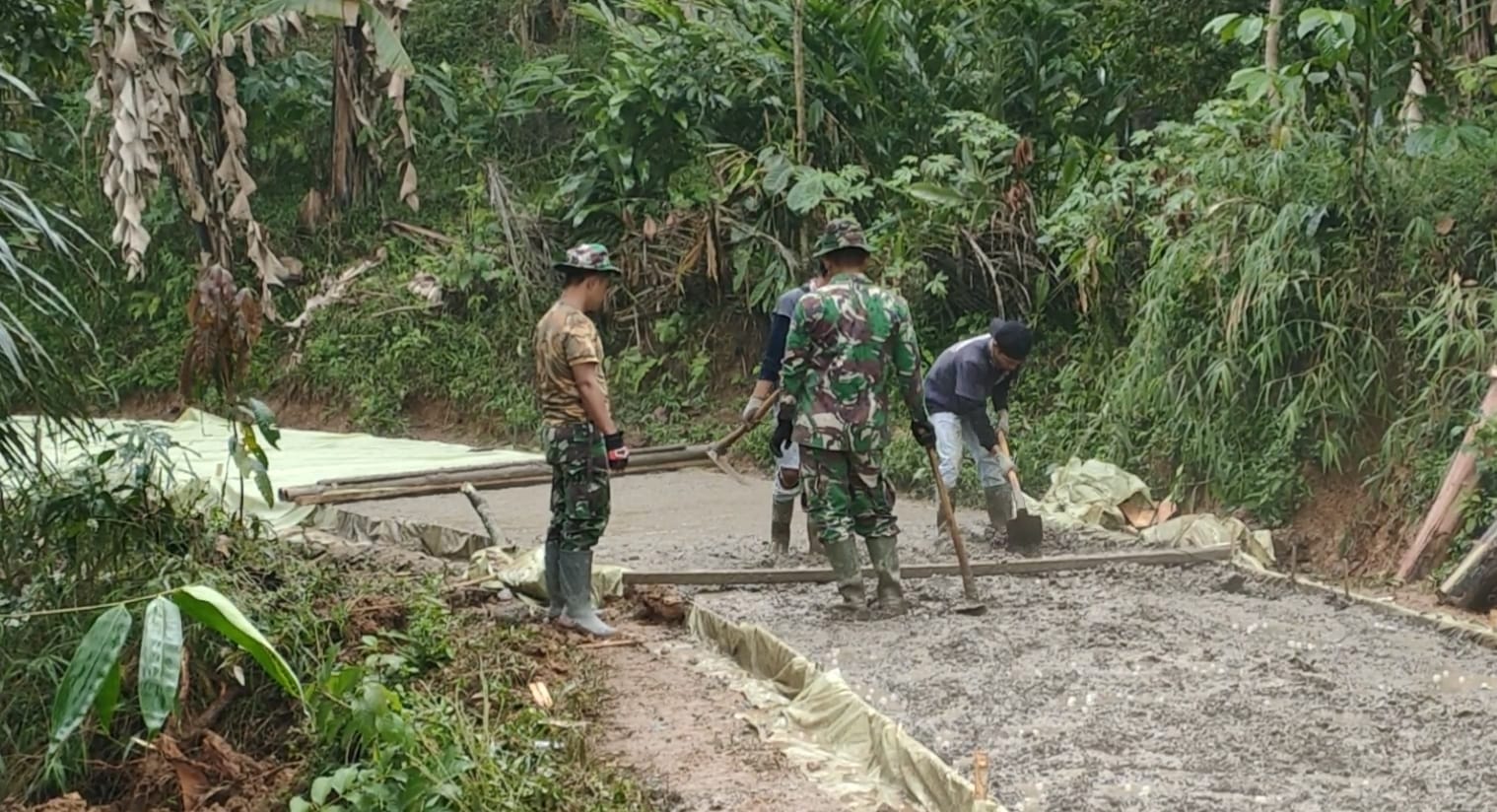 Warga Bersama TNI Lakukan Pengecoran Jalan Program TMMD ke-114