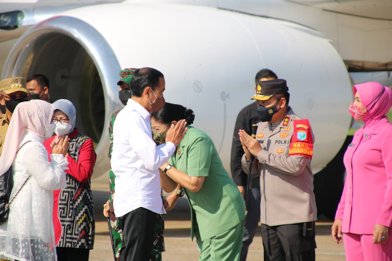 Bertolak ke Kalbar, Kapolda Kalbar Beserta Ketua Bhayangkari Daerah Kalbar Sambut Kedatangan Presiden Jokowi