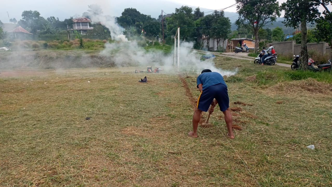 Panitia Turnamen Sepak Bola Bersihkan dan Rapihkan Lapangan Jelang Pertandingan