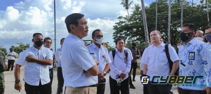 Tiba di Raja Ampat, Menko Marves Luhut B. Panjaitan Tinjau WTC dan Dermaga Kota Waisai