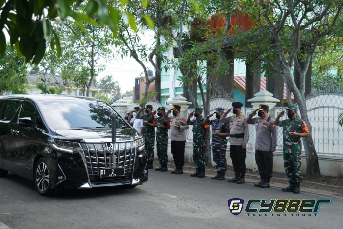 Selaku Dansatgas Pamwil Danrem 064/MY Sambut Kedatangan Wapres Di Tanara