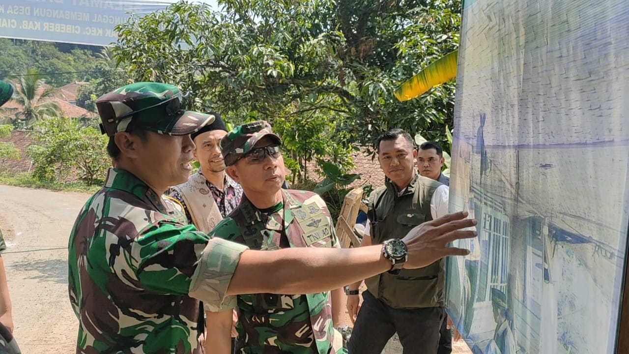 Dansatgas TMMD Ke 114 Kodim 0608 Cianjur, Letkol Arm Haryanto Dampingi Wakasad Letjen TNI Agus Subiyanto Tinjau Kegiatan TMMD di Desa Cibadak