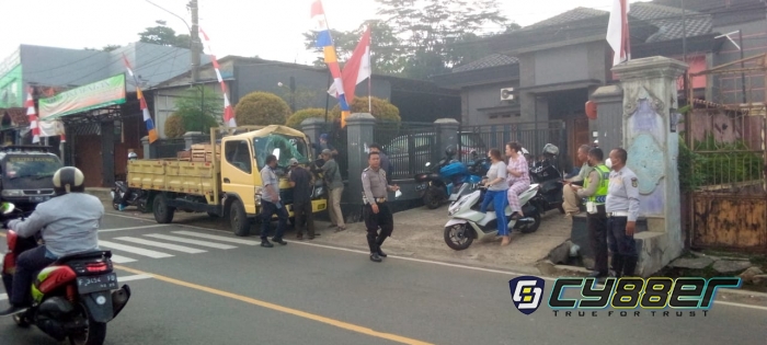 Tabrakan Beruntun Molen Bermuatan Coran Beton Sebabkan Carry dan Engkel Rusak Parah