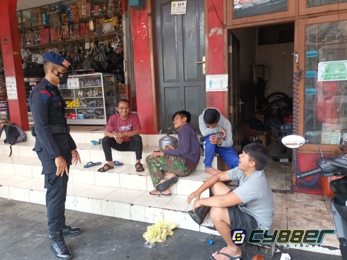 Anggota Sat Brimob Polda Jabar Gencar Berikan Himbauan Edukasi Protokol Kesehatan Kepada Masyarakat