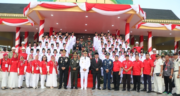 Penurunan Bendera Merah Putih Menutup Rangkaian Acara Peringatan Proklamasi Indonesia di Medan