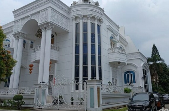 Istana Megah Digeruduk!! Rumah Raja Judi Online Apin BK Digerebek Polda Sumut, Kini DPO