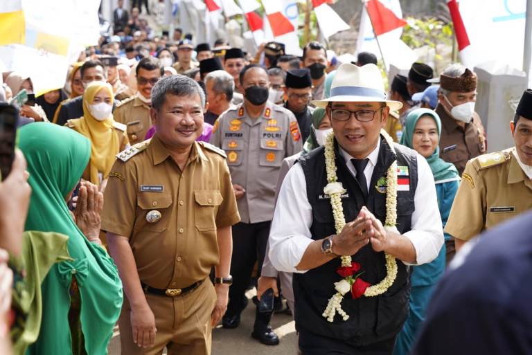 Gubernur Jabar Resmikan Kantor Desa Cinta dan Berikan Santunan Kepada Anak Yatim Piatu