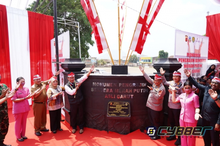 Kapolda Jabar Bersama Gubernur Tinjau Vaksinasi dan Resmikan Monumen Bendera Merah Putih