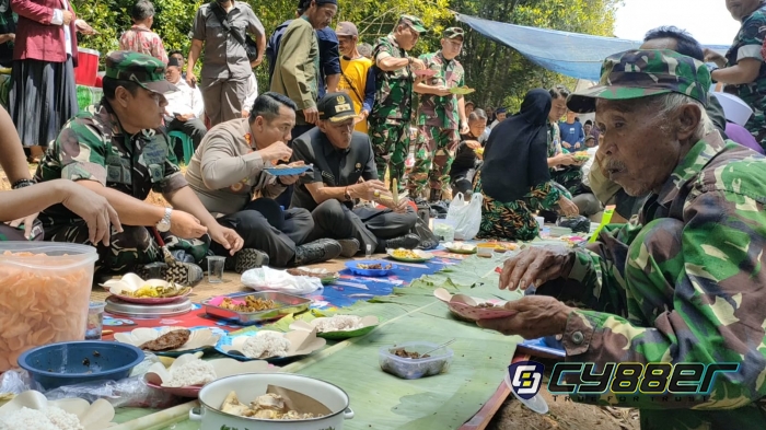 TNI Manunggal Dengan Rakyat, Makan Bersama Nasi Liwet di Peresmian Jalan Cor Program TMMD 114 Kodim 0608 Cianjur