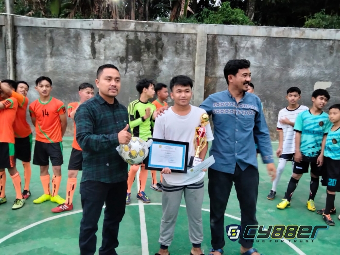 Pemain Muda Warga RW 04 Kampung Babakan Menjadi Juara Turnamen Cisalada Cup