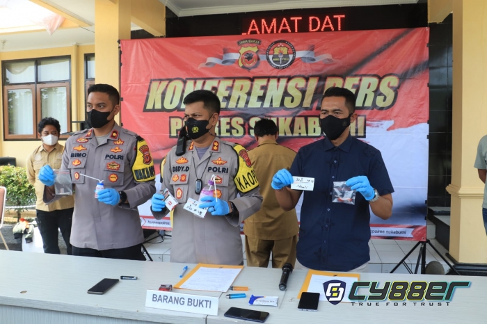 Polisi ringkus oknum Kades dan stafnya di Sagaranten Sukabumi, karena kasus Shabu