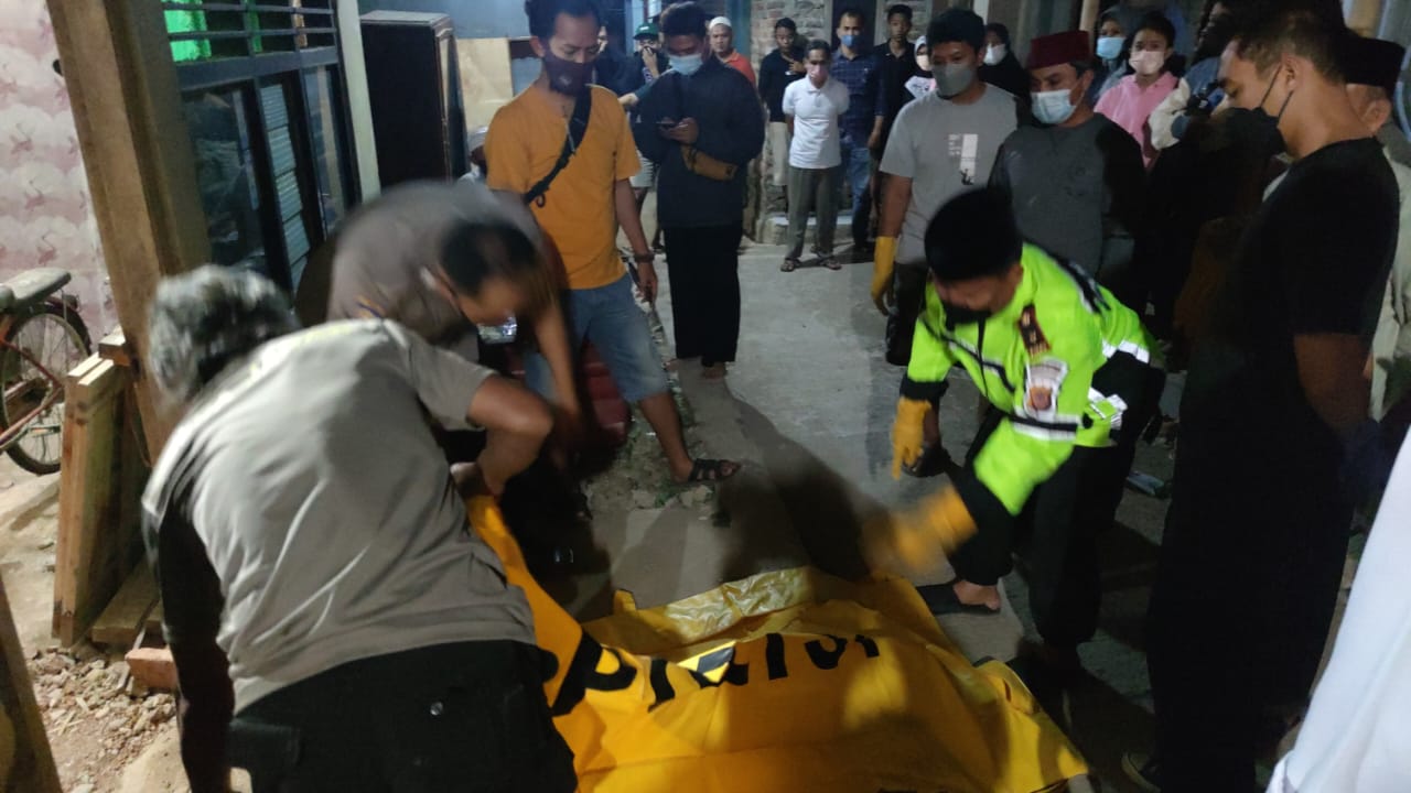 Sigap, Polisi di Majalengka Cek TKP Seorang Lansia yang Meninggal Dunia di Rumahnya