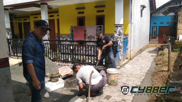 Pemdes Kutajaya Bangun Jalan Lingkungan dengan Memasang Paving Block