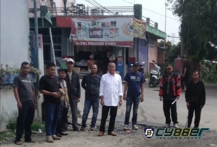 H. Udin, Kades Kutajaya Mengecek Langsung Jalan Rusak yang akan Diperbaiki