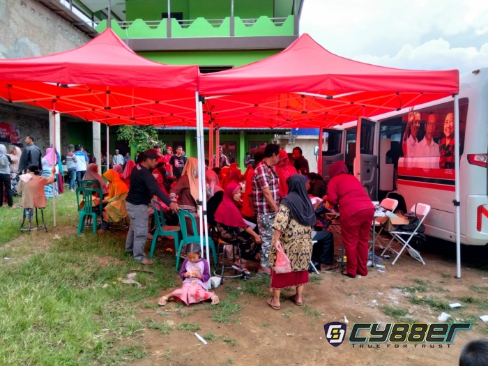 Warga Kecamatan Cigombong Serbu Pengobatan Gratis yang Digelar Anggota DPR - RI, Adian Yunus Yusak Napitulu