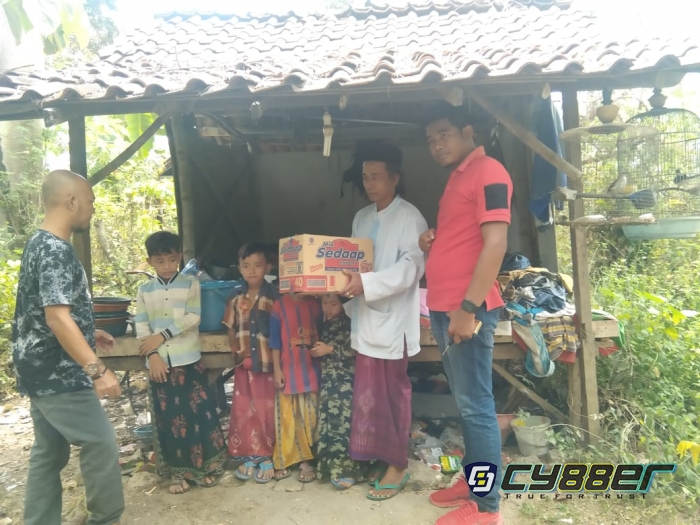 Abd Karim, Kuli Beranak Lima Yang Hidup di Pondok Dikunjungi Forum AWP dan NGO Madura