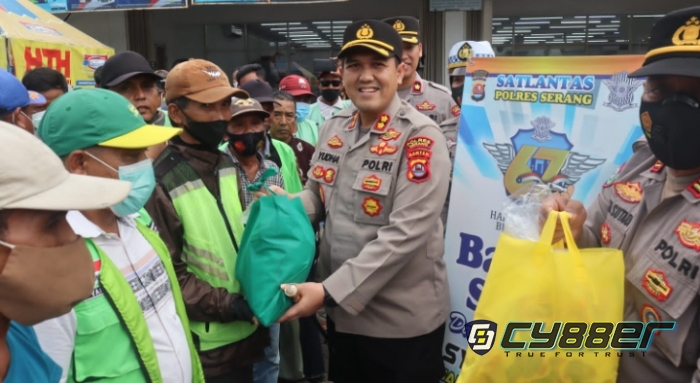 Kapolres Serang Berikan Bantuan Paket Sembako Guna Meringankan Beban Masyarakat Akibat Kenaikan BBM
