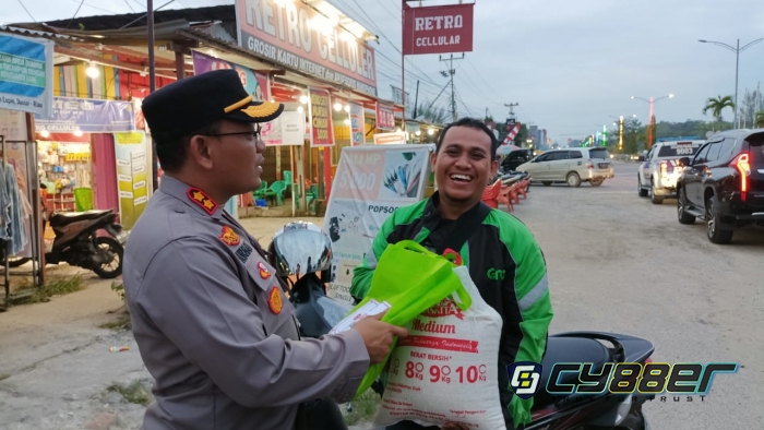 Bantu Warga Dalam Kenaikan BBM, Polres Dumai Beserta Jajarannya Salurkan Ratusan Paket BANSOS