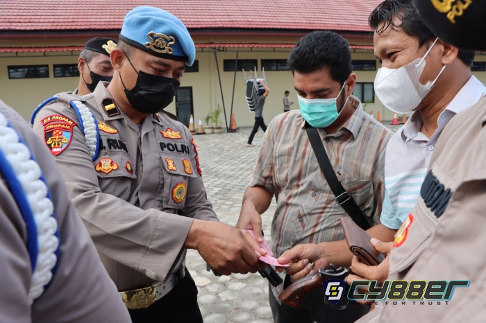 Kapolres AKBP Edwin Lakukan Pemeriksaan Senpi Yang Digunakan Anggota