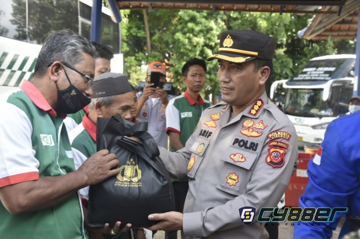 Kapolresta Cirebon dan Mahasiswa Keliling Pangkalan Ojek hingga Angkot Bagikan Bansos