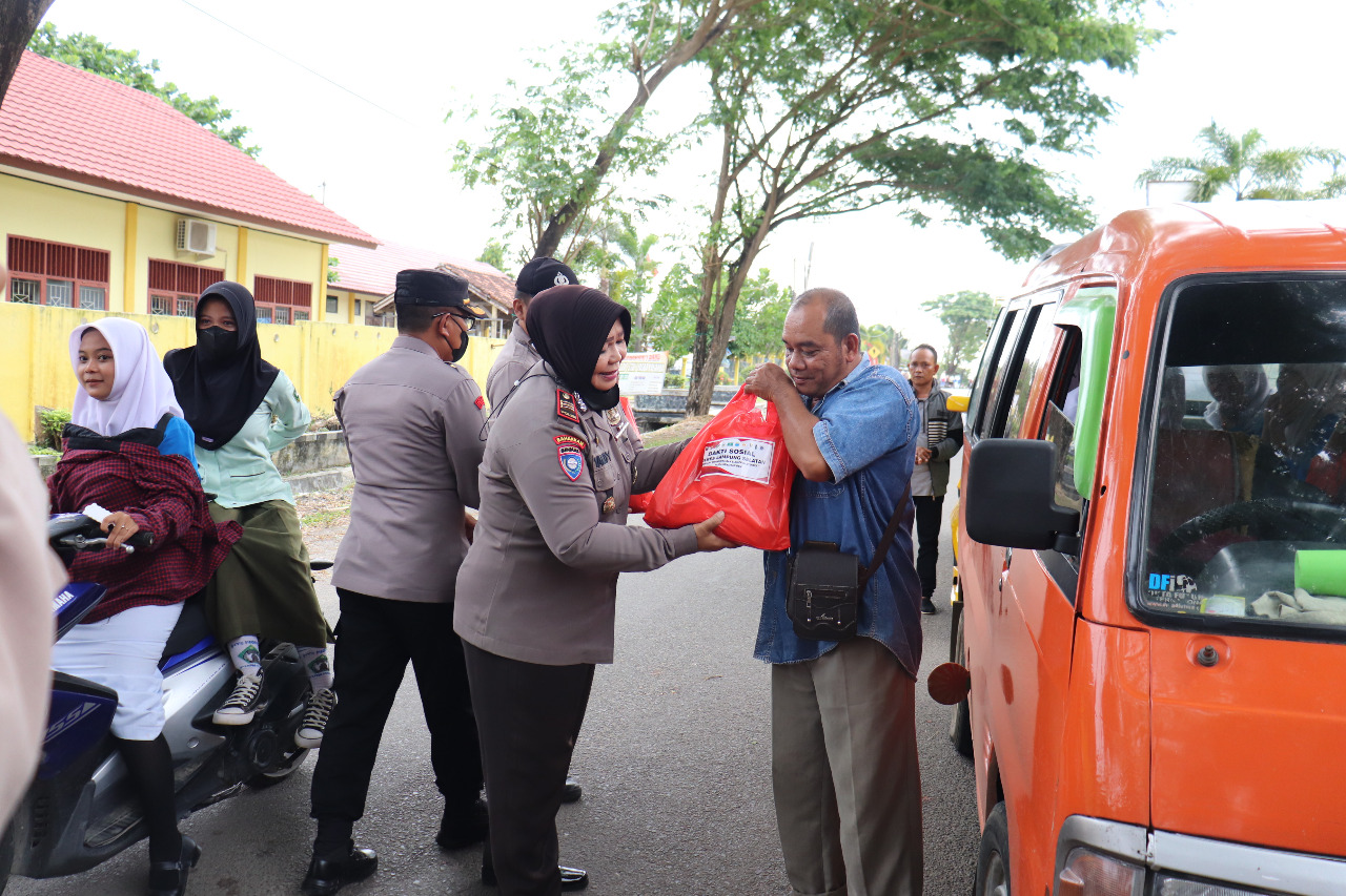 Polres Lamsel  Baksos Bagi Sembako  Kemasyarakat.