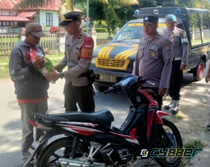 Peduli Kenaikan BBM, Kapolsek Tinombo Bebagi Sembako Pada Tukang Ojek