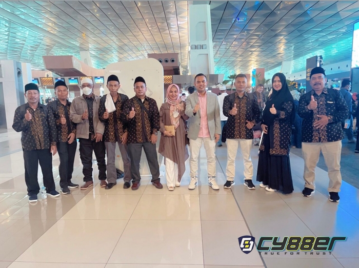 8 Karyawan Terbaik Multi Group Holding Company Dihadiahi Umrah Gratis