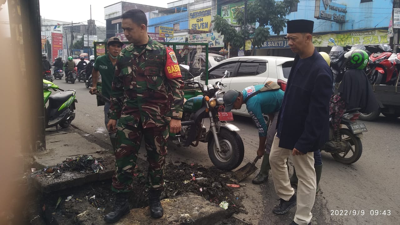 Desa Sayati Giat Bersih Bersih Saluran Air untuk Meminimalisir Dampak Banjir di Musim Penghujan