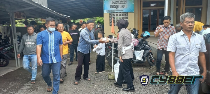 Polwan Berbagi Nasi Box kepada Jemaah Di Mesjid Al Mujahidin
