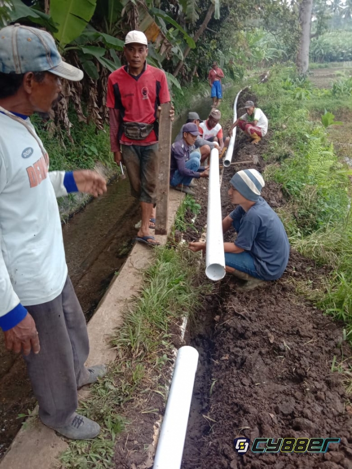 Warga dusun ,01dan 07 Pekon Campang Gotong Royong Benahi Pipa Tak Layak Pakai 