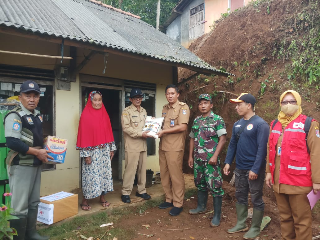 Camat Wanareja Irwan Arianto, Bersama Forkompincam Menyalurkan Bantuan untuk Korban Tanah Longsor di Desa Palugon