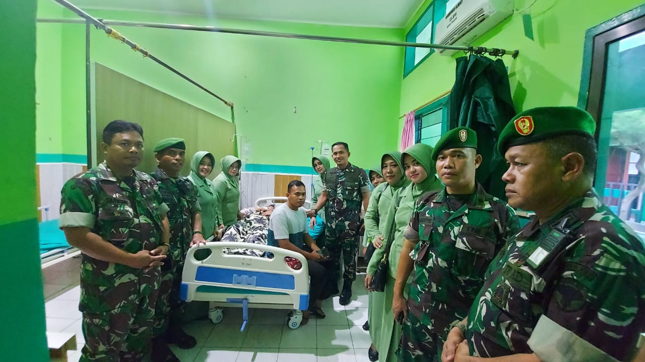 Dandim 0103/Aut Jenguk Keluarga Besar TNI yang Sakit