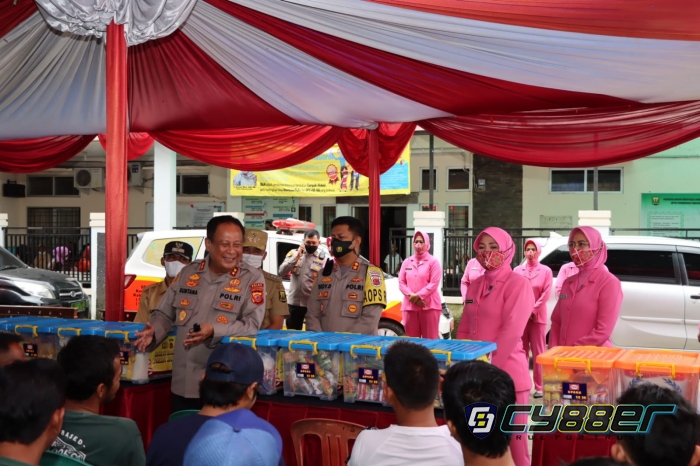 Kapolda Jabar Bagikan Ratusan Paket Sembako pada Aejumlah Sopir Angkot di Cidahu Sukabumi