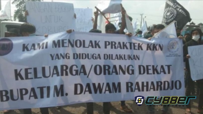 Massa Gelar Demo di Kantor Bupati dan DPRD Lampung Timur, Protes Dugaan Pengaturan Proyek