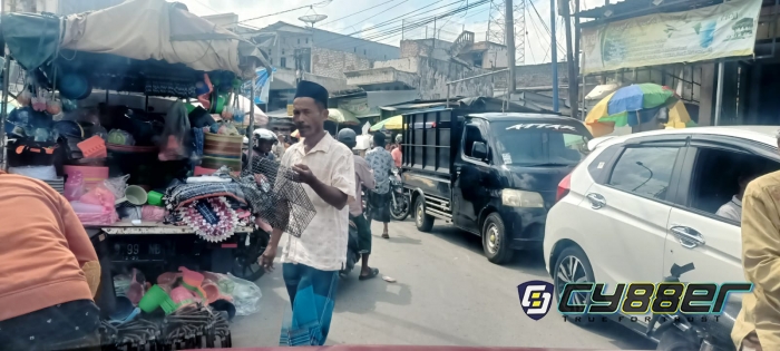 Waspada.. Macet Total di Pasar Waru Pamekasan Akibat Padagang Pinggir Jalan Tidak Tertib