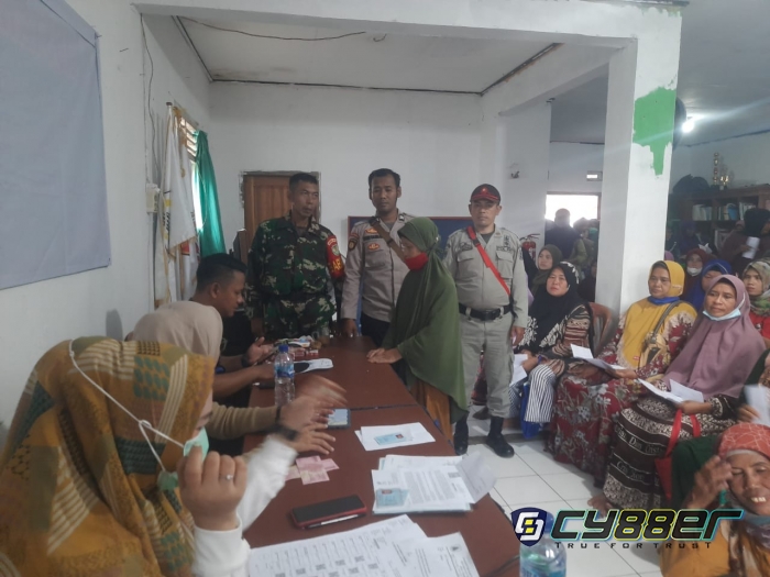 Personil Polsek Cilograng Melaksanakan Pengamanan dan Monitoring Pendistribusian dan Penyaluran BLT Subsidi BBM di 2 Desa