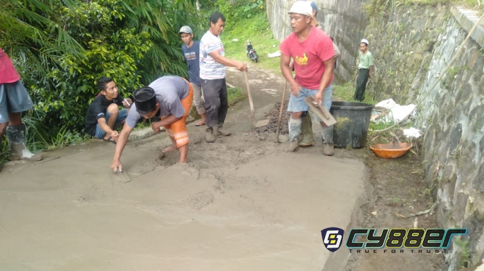 Warga Kampung Cibalung Pasir Eurih Bangun Jalan Secara Swadaya