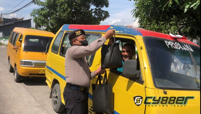 Personel Polresta Cirebon, Sambil Berpatroli Salurkan Ratusan Paket Sembako Kepada Warga