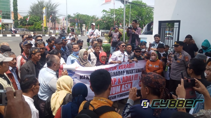 Pendemo Tuntut Bupati Karawang Bersikap Tegas Terhadap Oknum ASN Penganiaya Wartawan