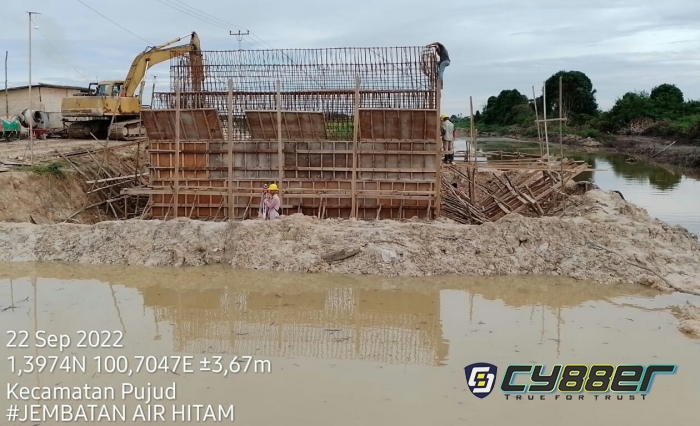 Bangun Jembatan, Bupati Rohil Wujudkan Mimpi Masyarakat Air Hitam Jadi Kenyataan