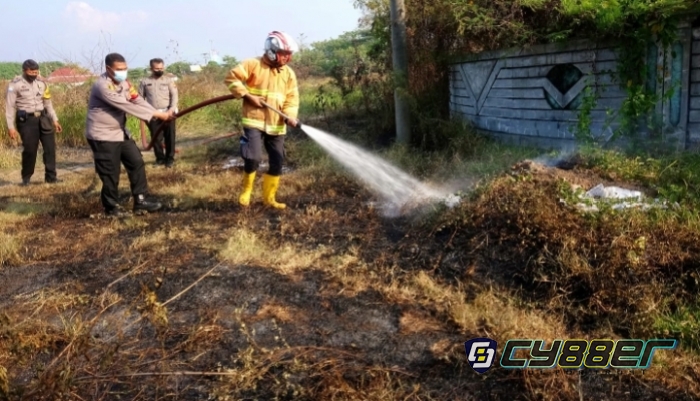 Dengan Sigap, Kapolsek Weru Polresta Cirebon Padamkan Kebakaran La