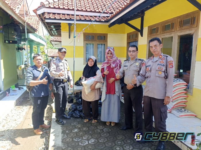 Antisipasi Terjadinya Kerumunan Warga, Polsek Cigasong Lakukan Monitoring Penyaluran BPNT di Desa Karayunan