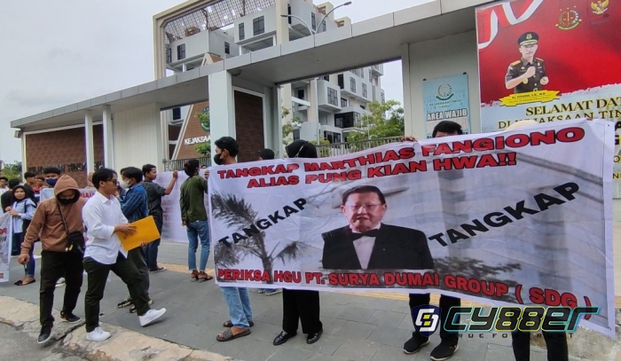 Spanduk Tangkap Marthias Pangiono, APMP Desak Kejati Riau Proses Pemilik dan Perusahaan Surya Dumai Gorup