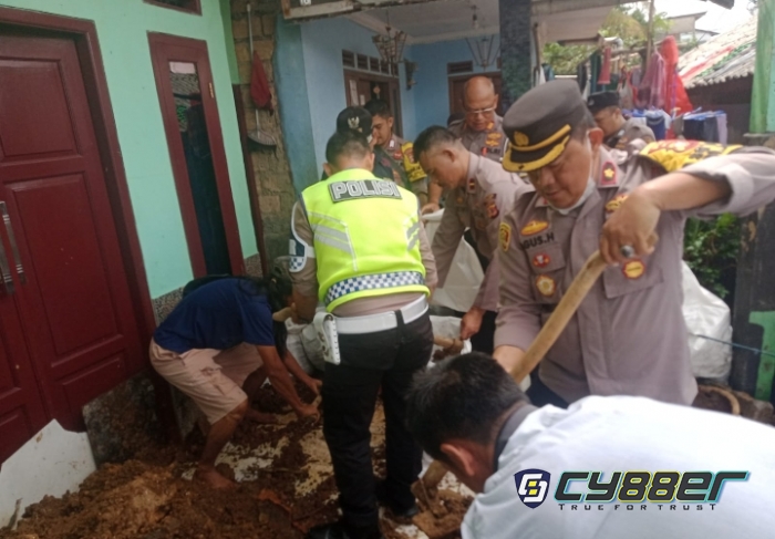 Akibat Intensitas Curah Hujan, Luapan Air Menggeser Pondasi Rumah Warga