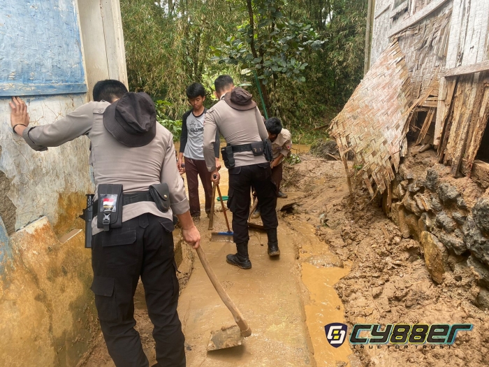 Paska Banjir Bandang Di Purabaya Sukabumi, Puluhan Polisi Bantu Bersihkan Rumah Warga
