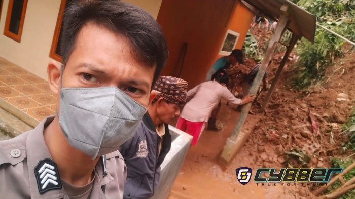 Polisi Cek Lokasi Tanah Longsor di Desa Sinaresmi Cisolok Sukabumi