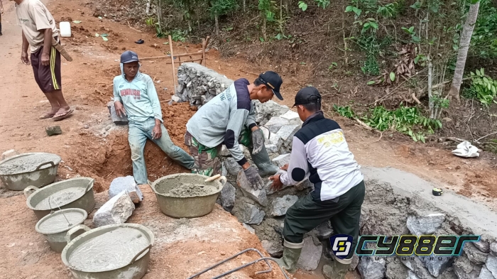 Rintik Hujan Tidak Menyurutkan Semangat Kerja Para TNI.