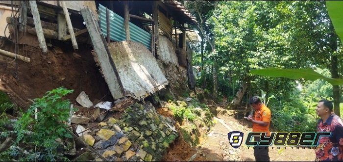 Rumah Warga Desa Tanjung sari Longsor dan Rusak Akibat Hujan Lebat Disertai Angin Kencang.