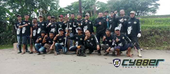Bakti Sosial Komunitas B 333 DIL Laksanakan Gotong Royong Bersihkan Jalan Lingkungan 